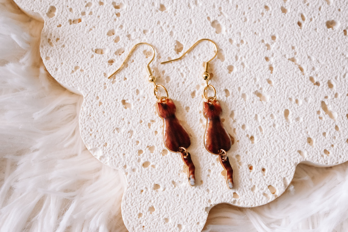 Sitting cat dangle earrings Deep ginger