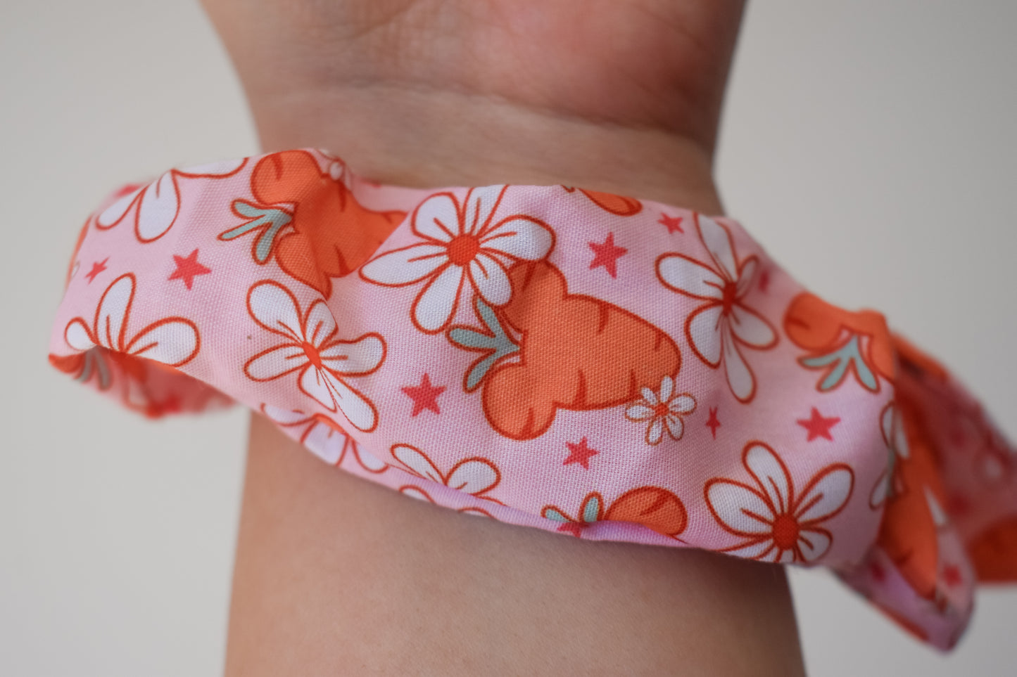 Mouse carrot small twist scrunchie