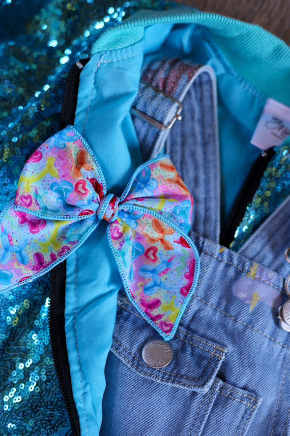 Balloon animal sailor bow