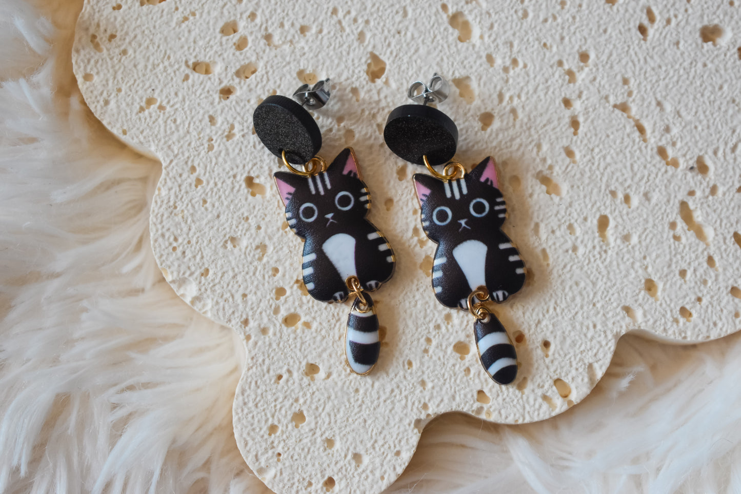 Dangle cat earrings black