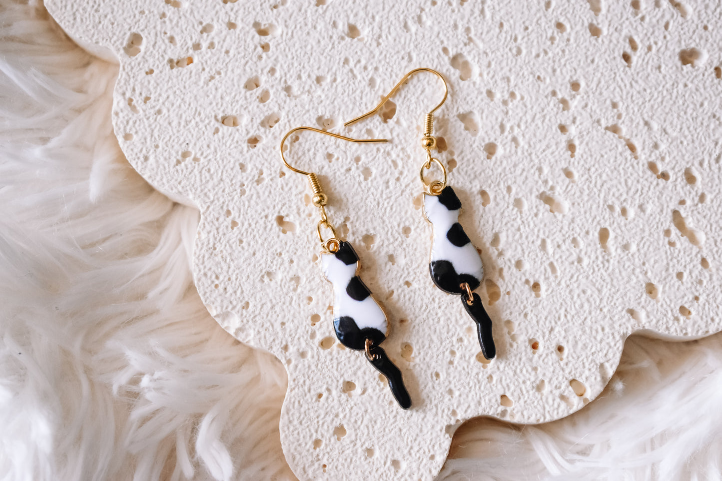 Sitting cat dangle earrings black and white