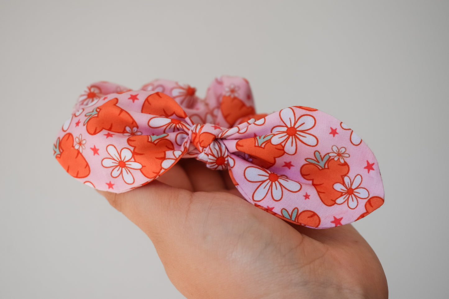 Mouse carrot small twist scrunchie