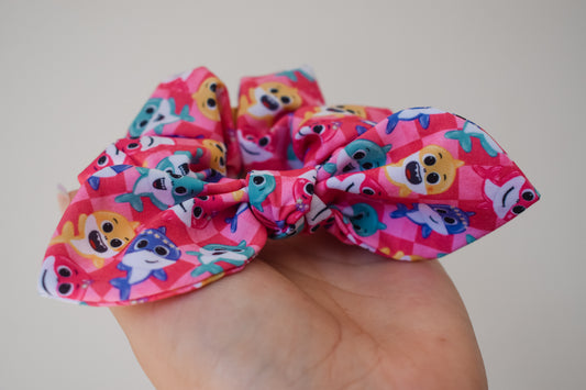 Baby shark small twist scrunchie