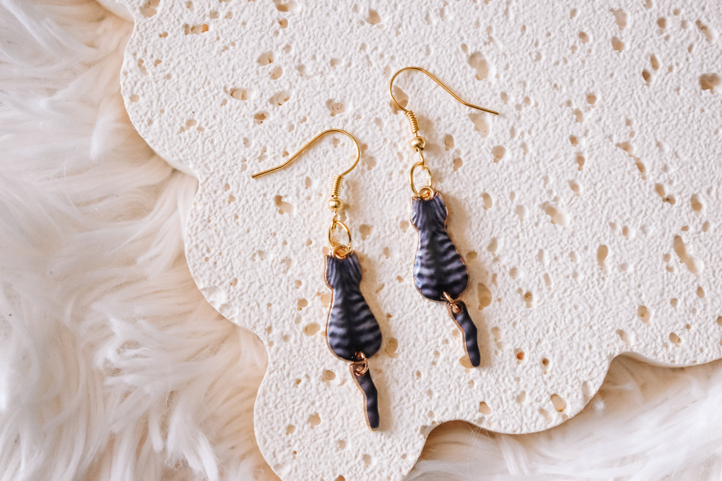 Sitting cat dangle earrings grey