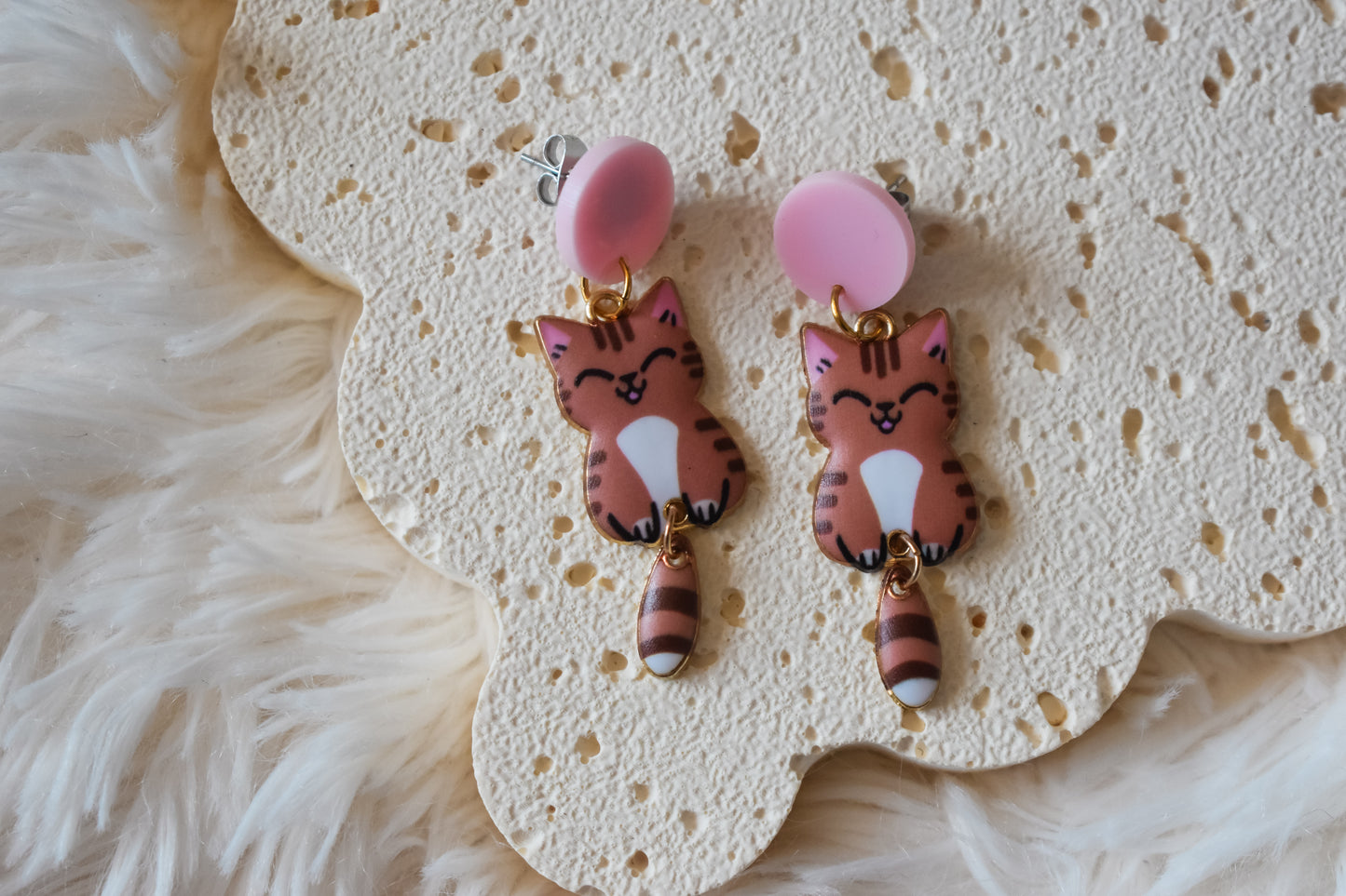 Dangle cat earrings brown and pink