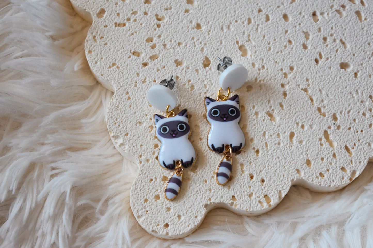 Dangle cat earrings white