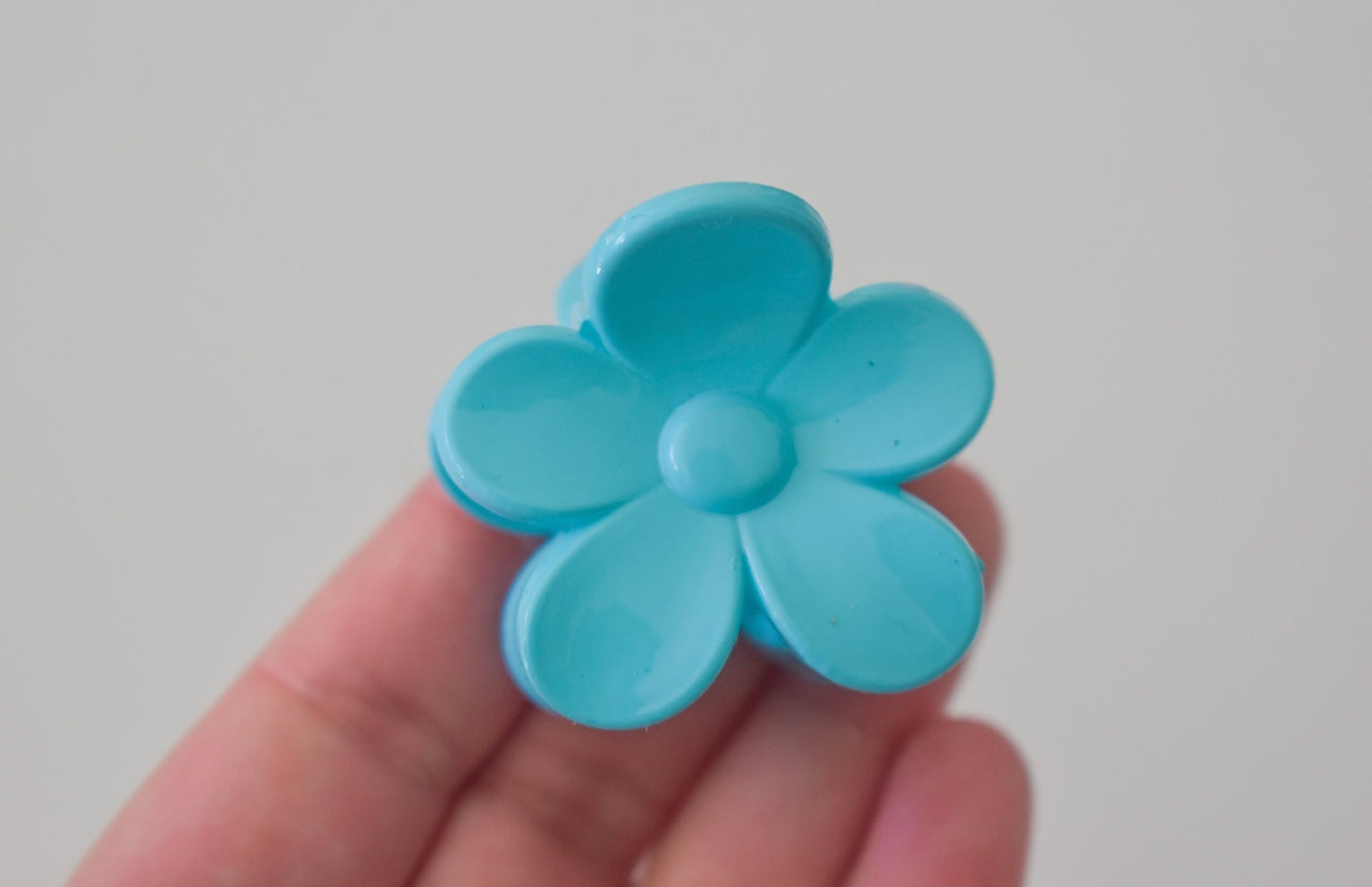Miniature daisy hair claw clip sky blue
