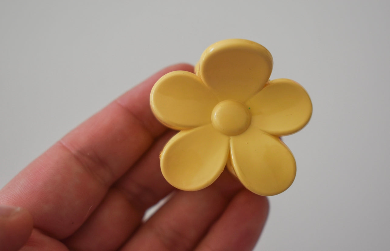 Miniature daisy hair claw clip YELLOW