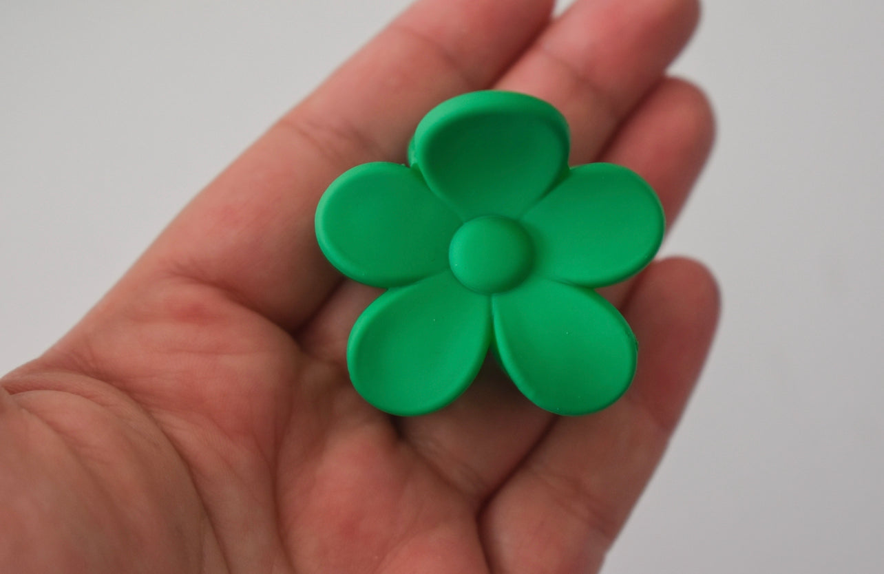 Miniature daisy hair claw clip varsity Green