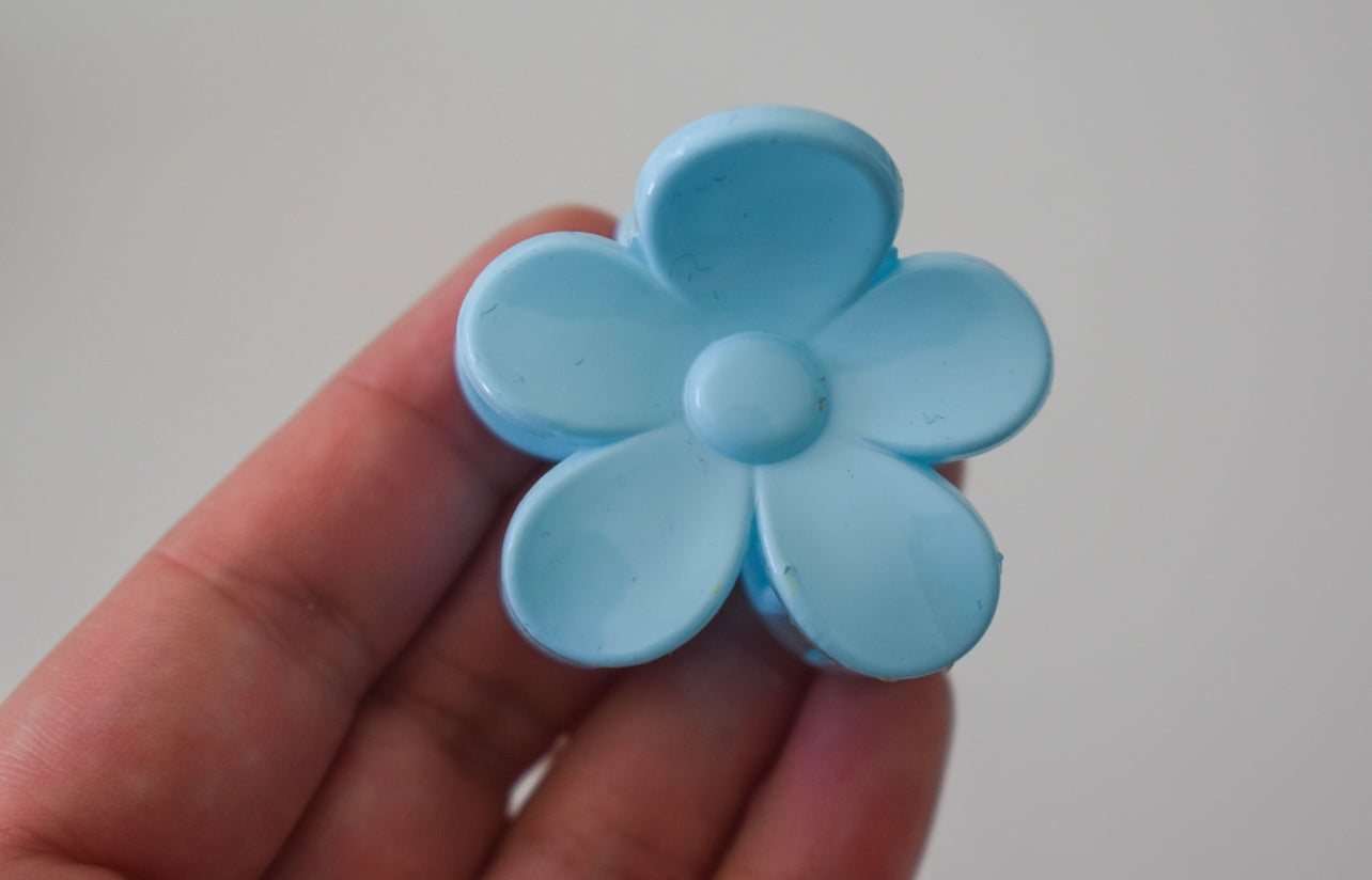 Miniature daisy hair claw clip baby blue