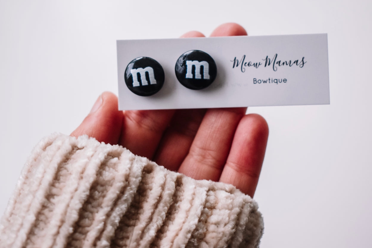 Black chocolate M stud earrings