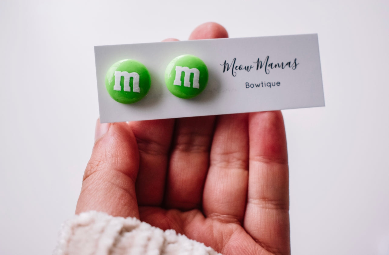 Green chocolate M stud earrings