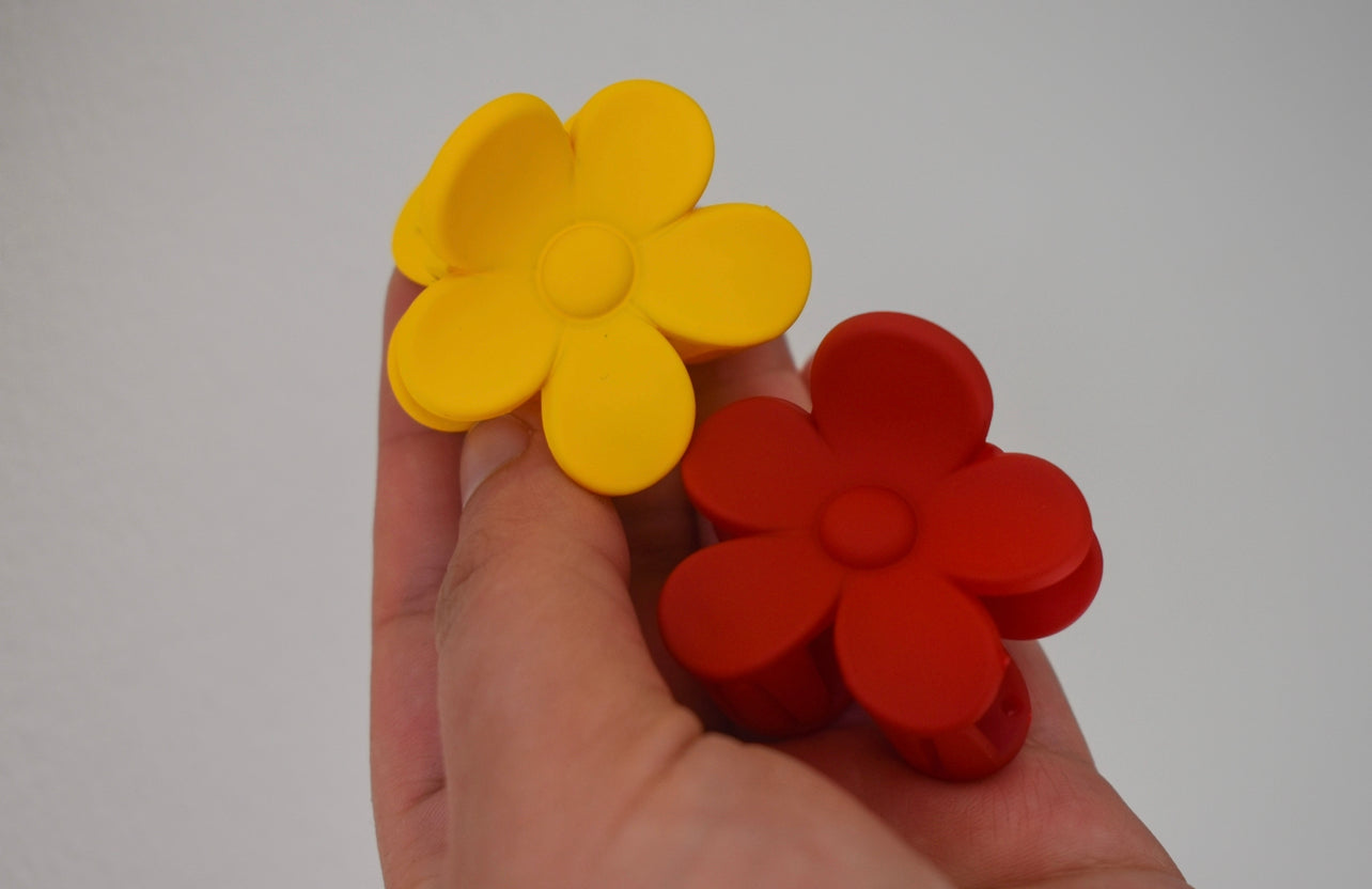 Miniature daisy hair claw clip RED