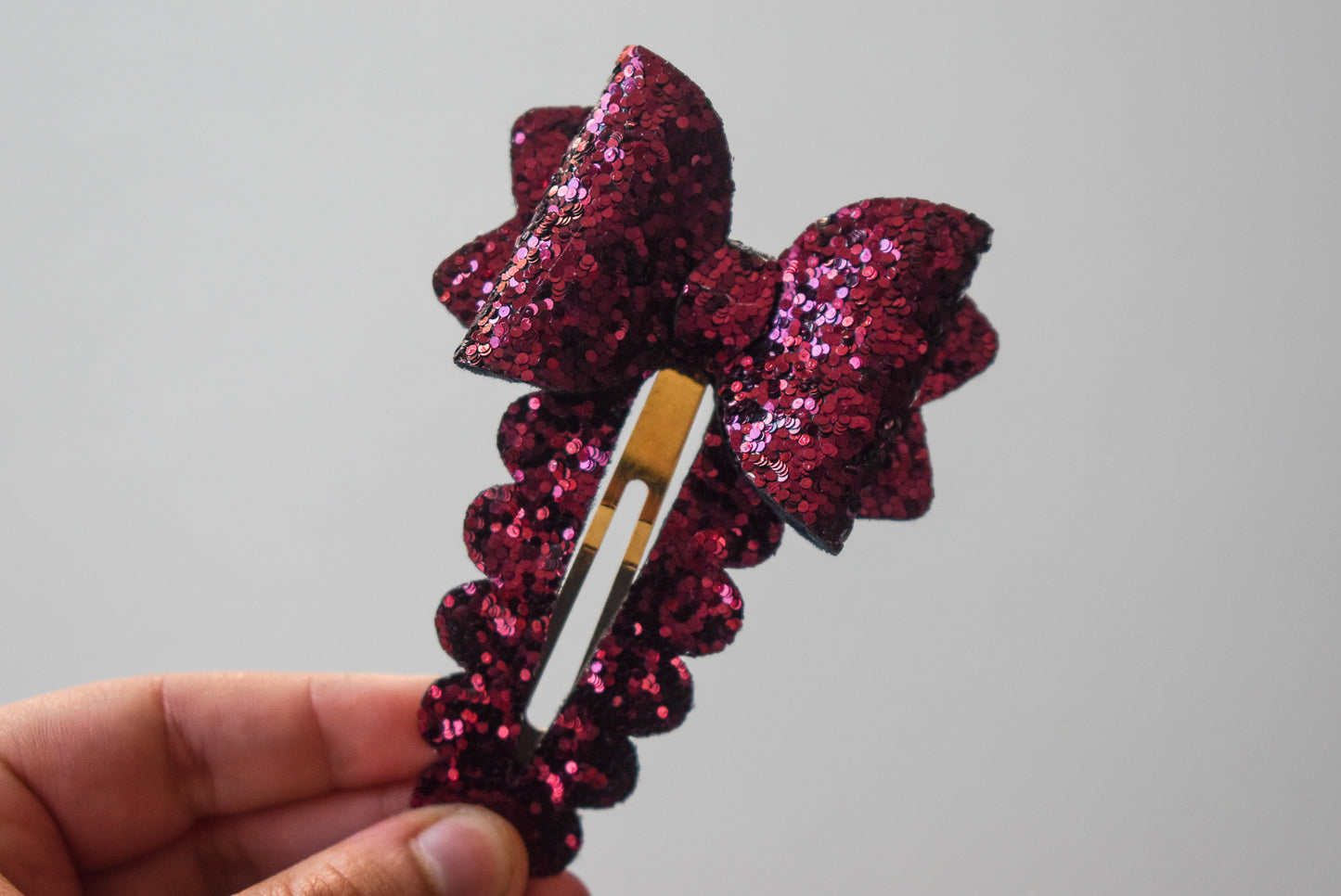 Jum-bow snap clip in the colour “Burgandy”