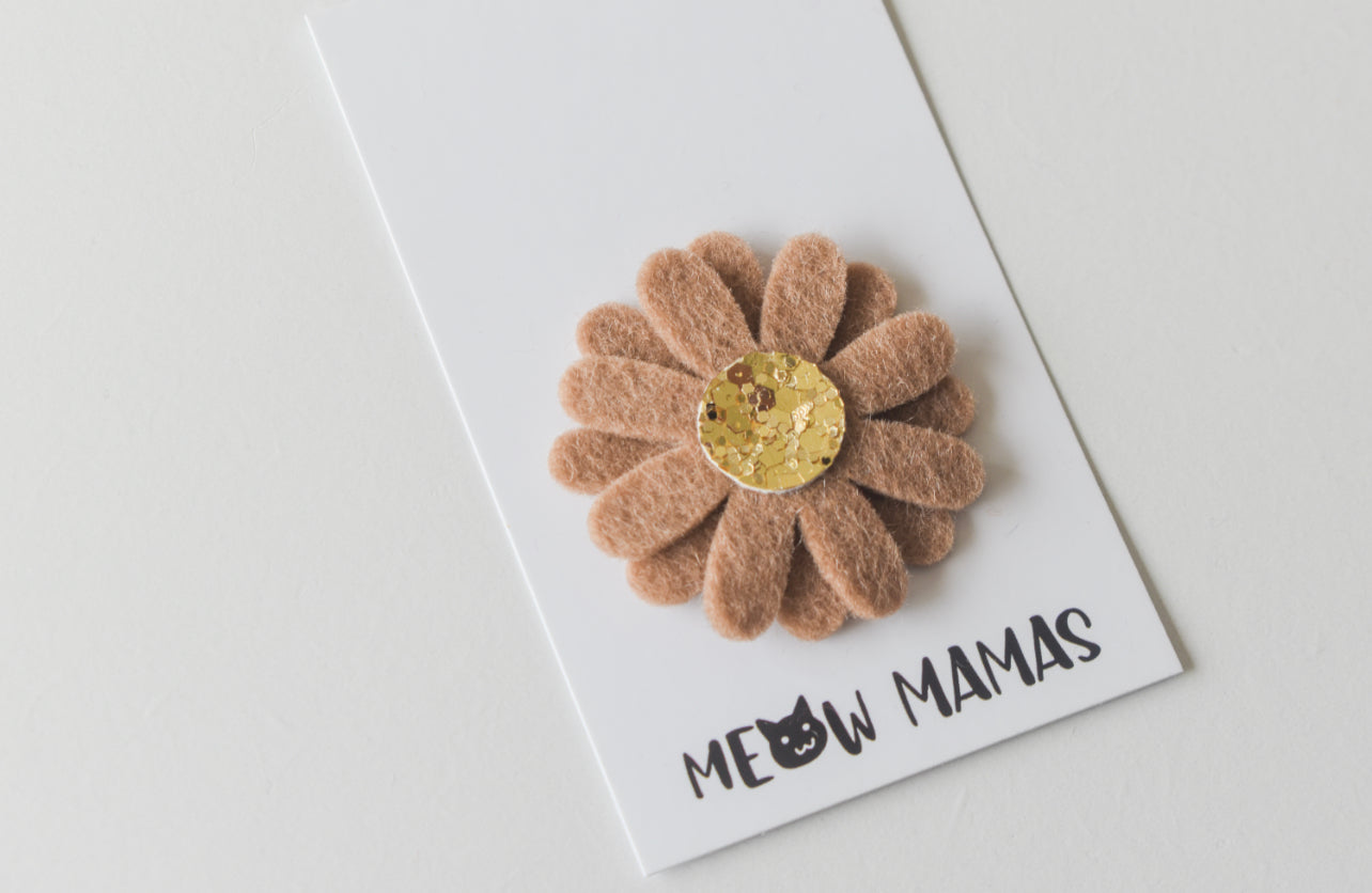 Dainty Daisy ALMOND