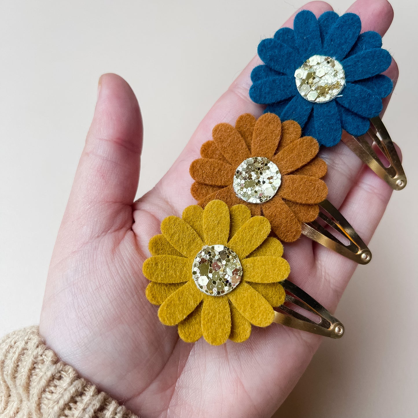 Dainty Daisy PEACOCK KISSES