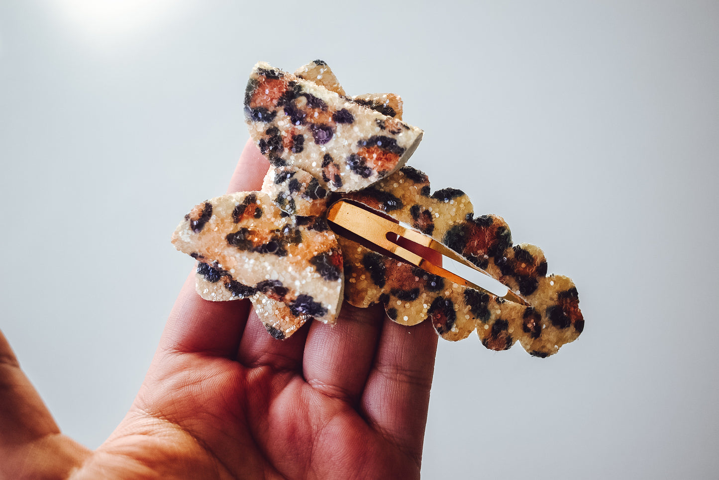 Jum-bow snap clip in the colour “chunky leopard”