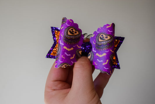 Spooky cake bow