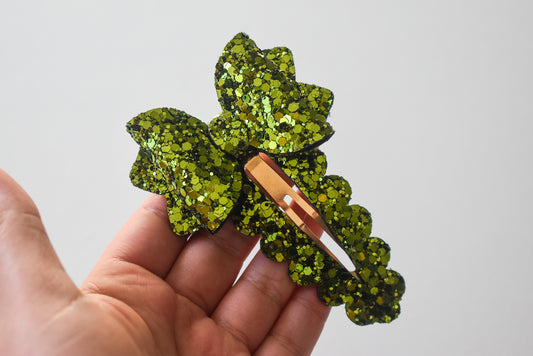 Jum-bow snap clip in the colour “Moss”